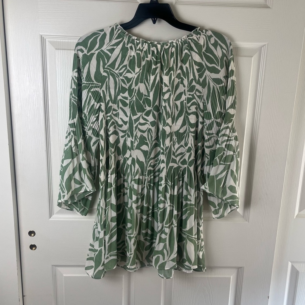 Lightweight Green and White Leaf Print Blouse - Picture 5 of 6